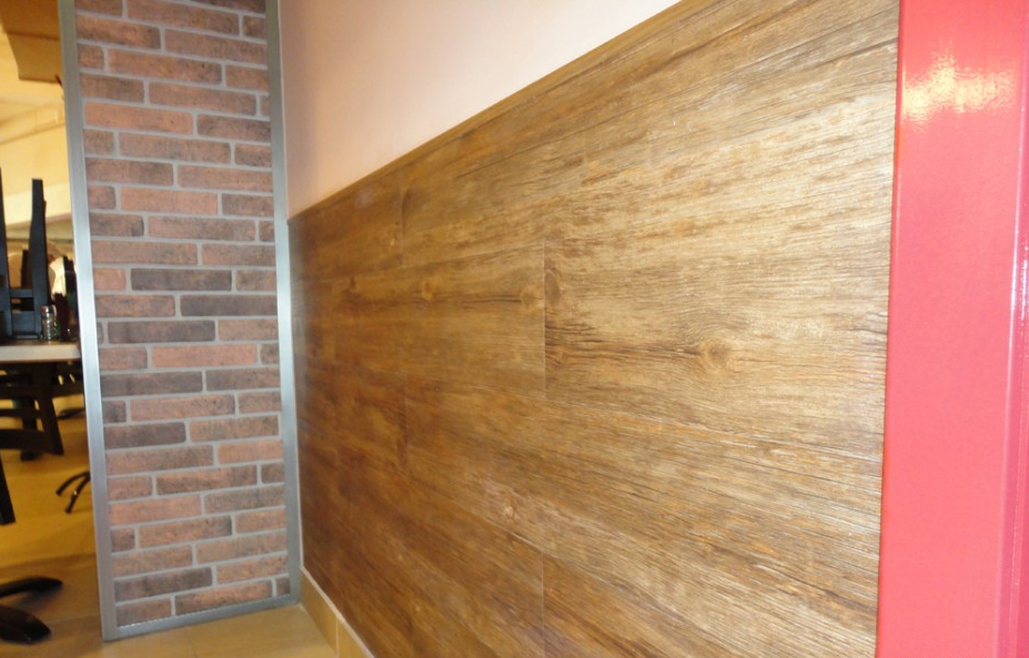 Применение кварц-виниловой плитки для облицовки стен и потолков:  особенности, применение в помещениях — alpinefloor.su